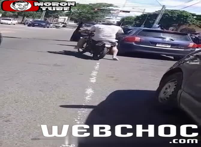 Video :After insulting a driver, a rider gets struck with crutches